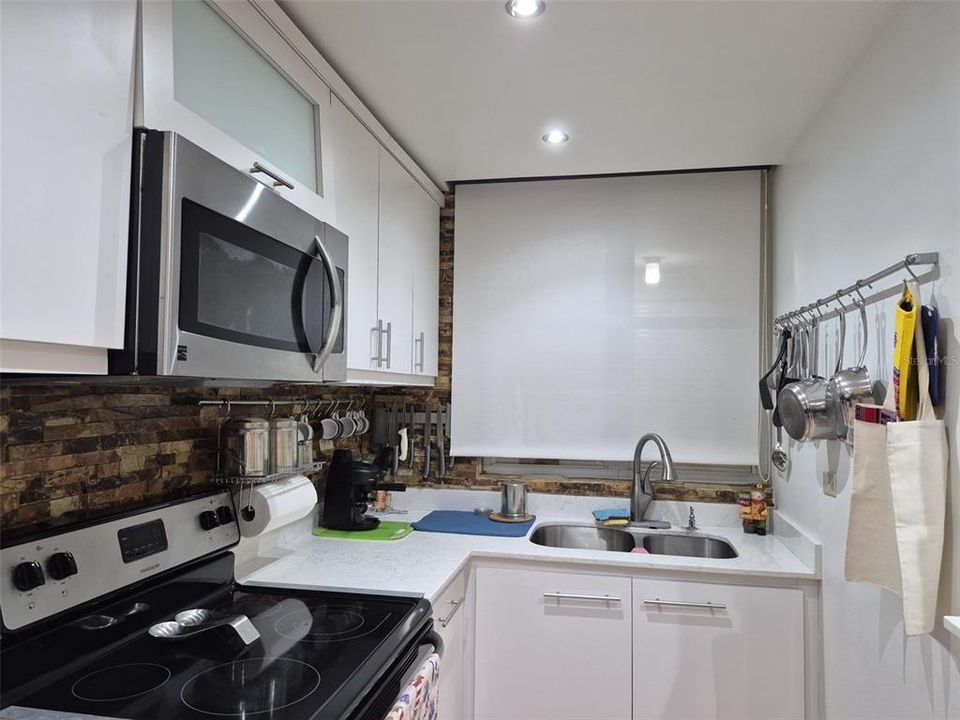 For Sale: $295,000 (3 beds, 2 baths, 1218 Square Feet)