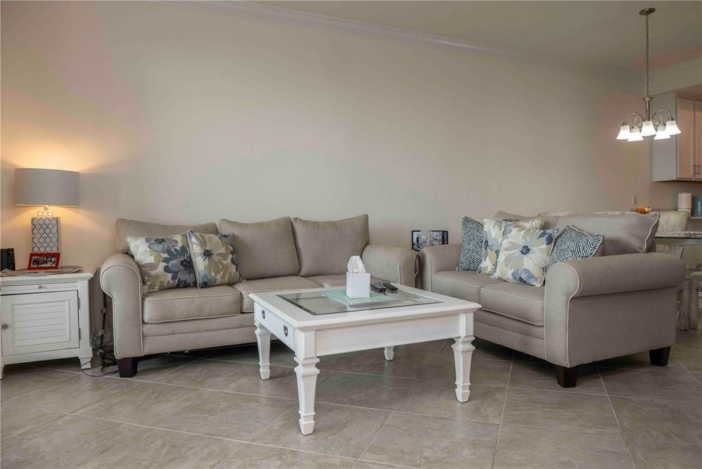 For Sale: $345,000 (2 beds, 2 baths, 1121 Square Feet)