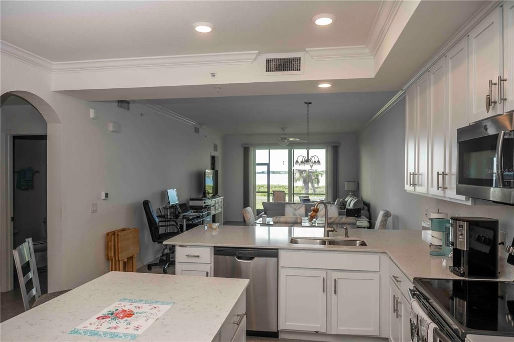 For Sale: $345,000 (2 beds, 2 baths, 1121 Square Feet)