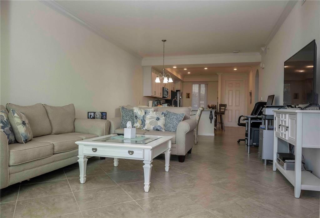 For Sale: $345,000 (2 beds, 2 baths, 1121 Square Feet)