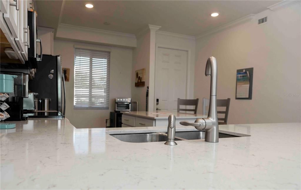 For Sale: $345,000 (2 beds, 2 baths, 1121 Square Feet)