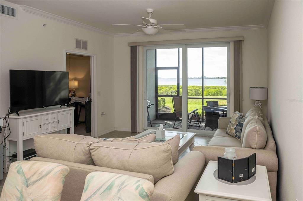 For Sale: $345,000 (2 beds, 2 baths, 1121 Square Feet)