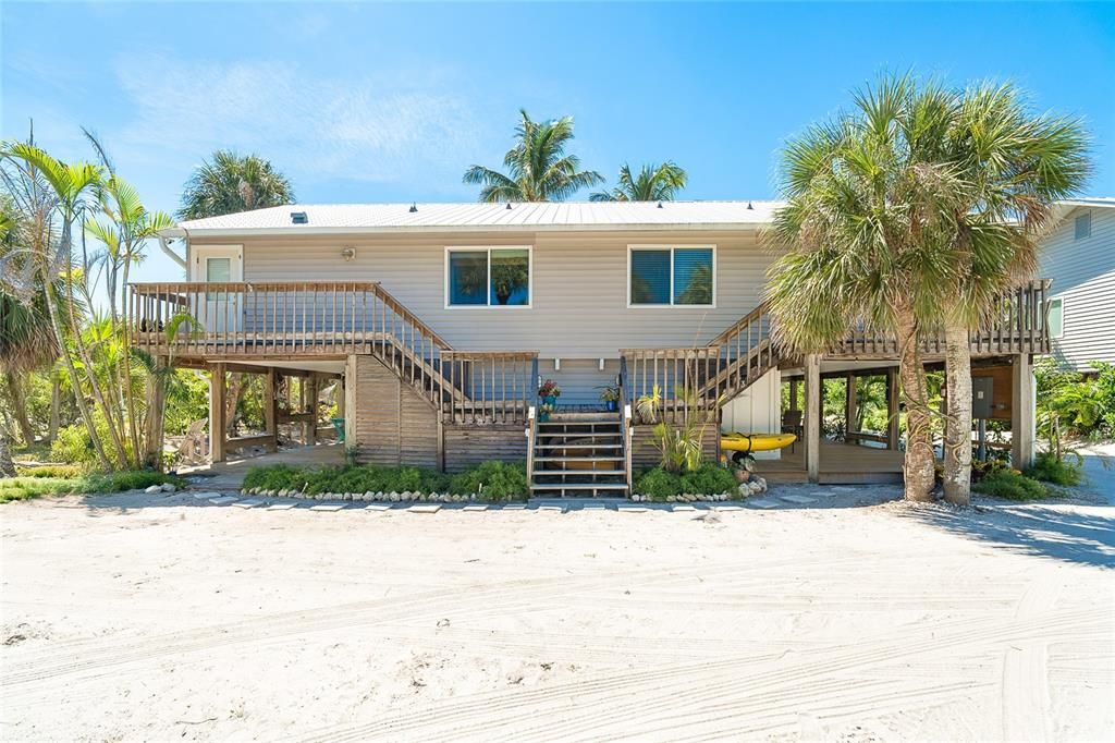 For Sale: $649,000 (2 beds, 2 baths, 924 Square Feet)