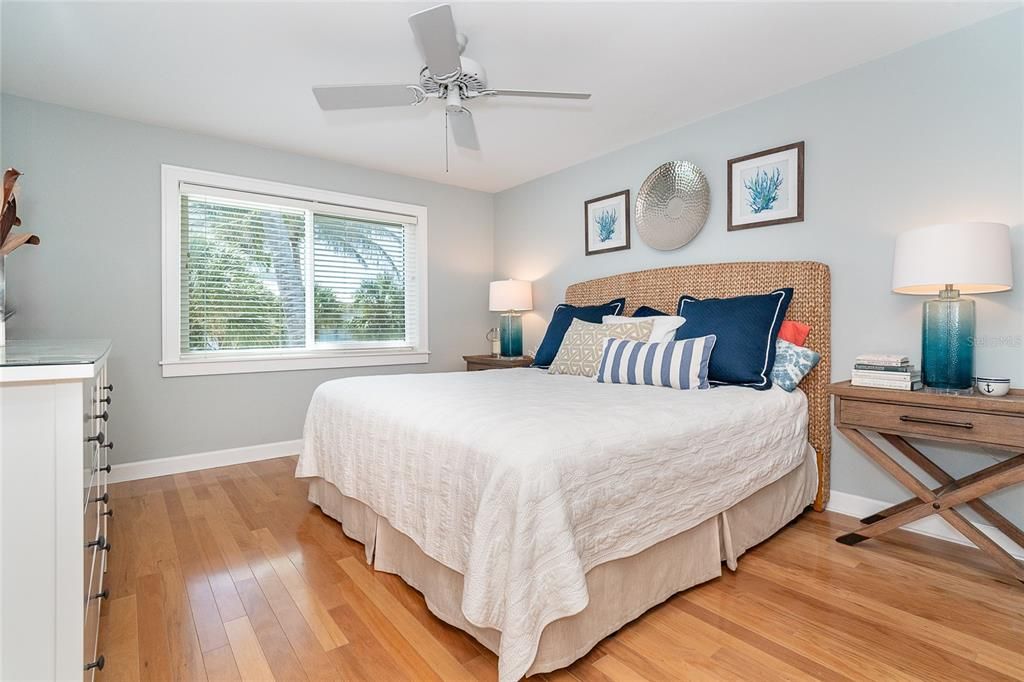 For Sale: $649,000 (2 beds, 2 baths, 924 Square Feet)