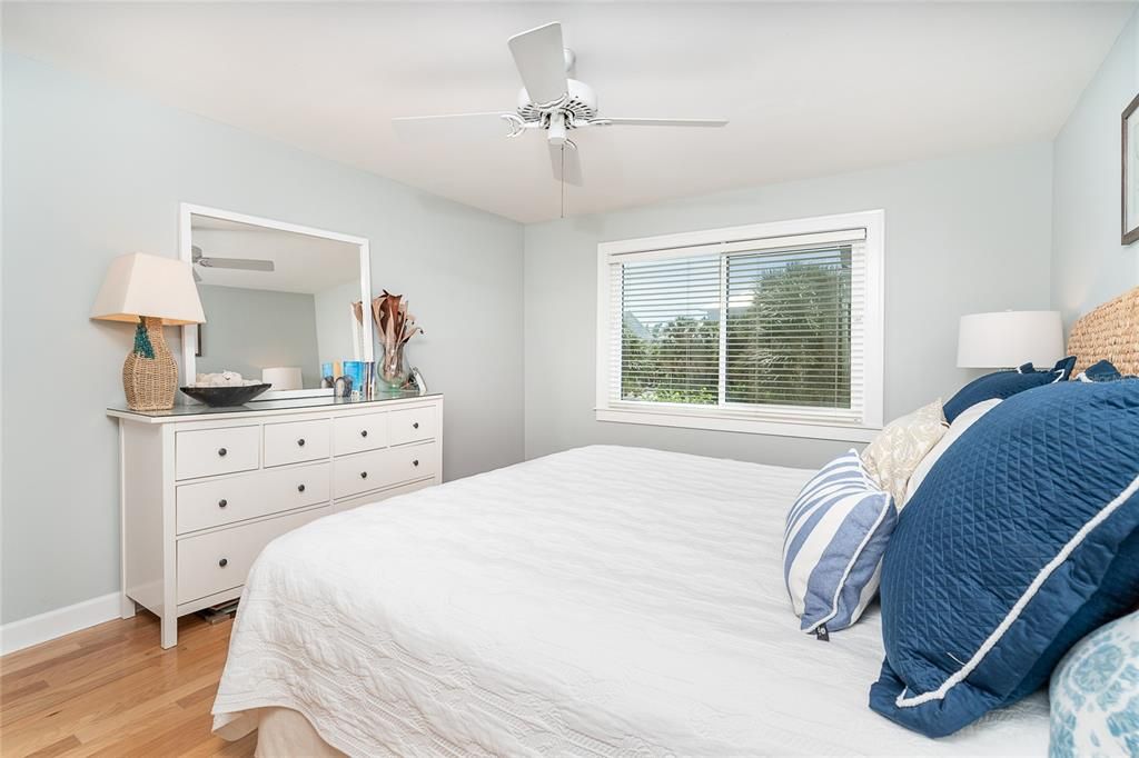 For Sale: $649,000 (2 beds, 2 baths, 924 Square Feet)