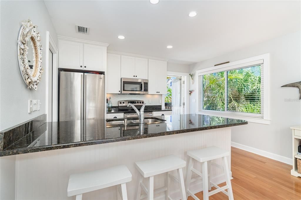 For Sale: $649,000 (2 beds, 2 baths, 924 Square Feet)