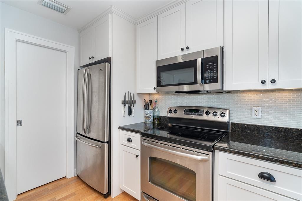 For Sale: $649,000 (2 beds, 2 baths, 924 Square Feet)
