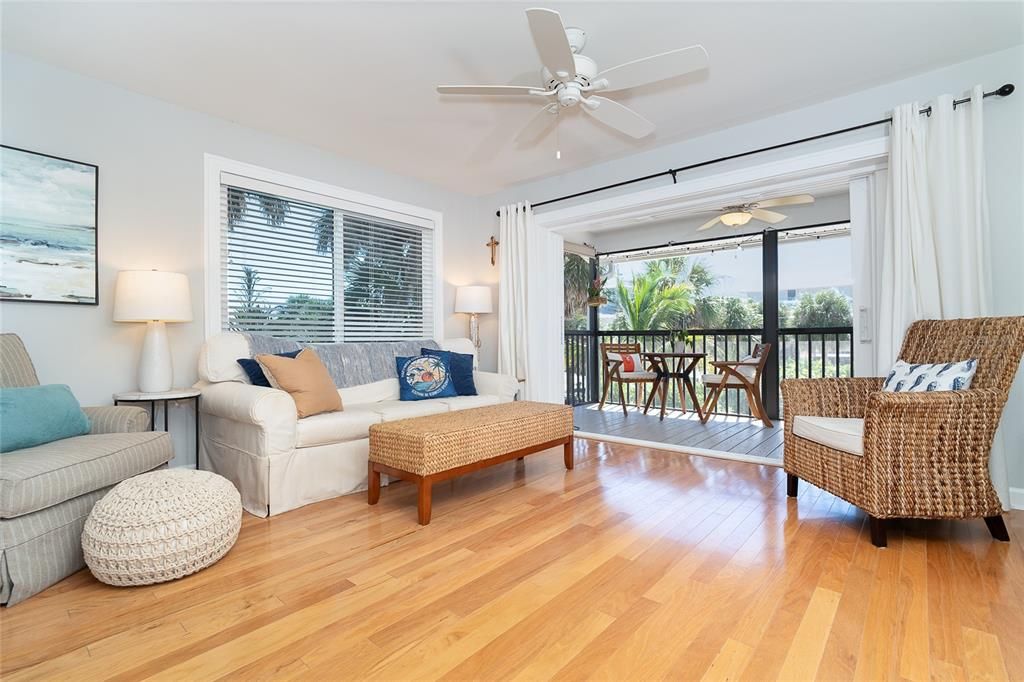 For Sale: $649,000 (2 beds, 2 baths, 924 Square Feet)