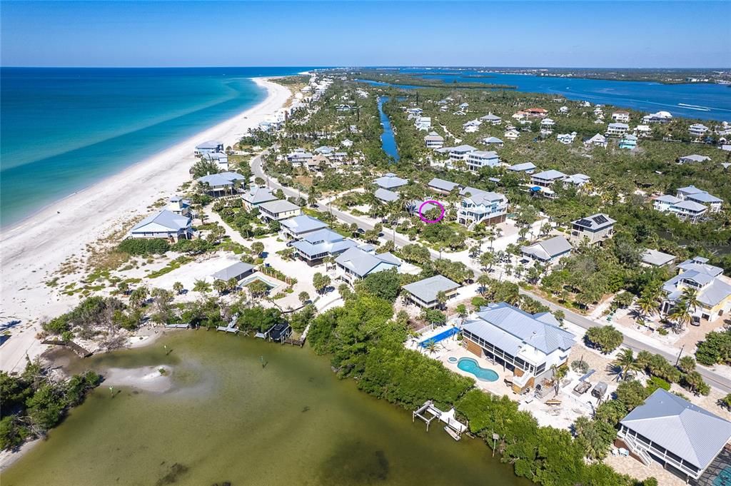 For Sale: $649,000 (2 beds, 2 baths, 924 Square Feet)