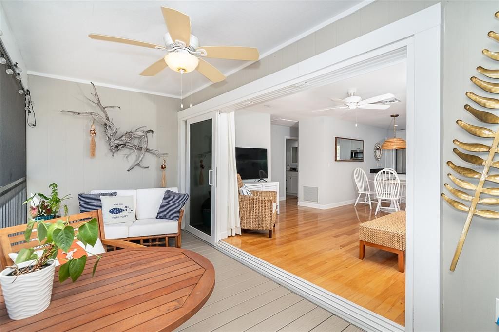 For Sale: $649,000 (2 beds, 2 baths, 924 Square Feet)