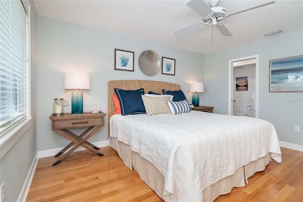 For Sale: $649,000 (2 beds, 2 baths, 924 Square Feet)