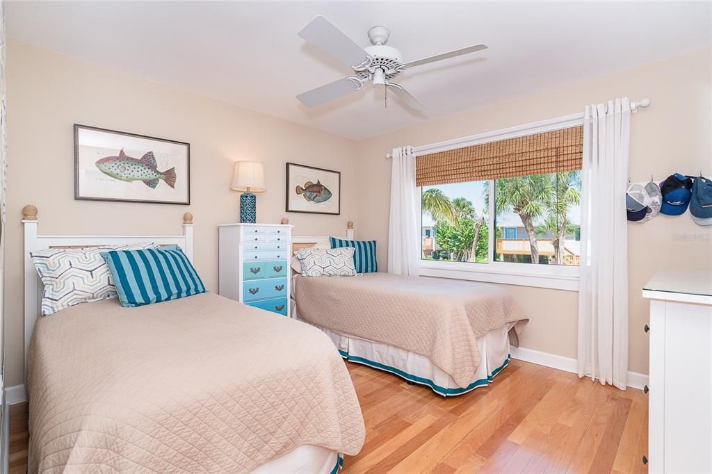 For Sale: $649,000 (2 beds, 2 baths, 924 Square Feet)