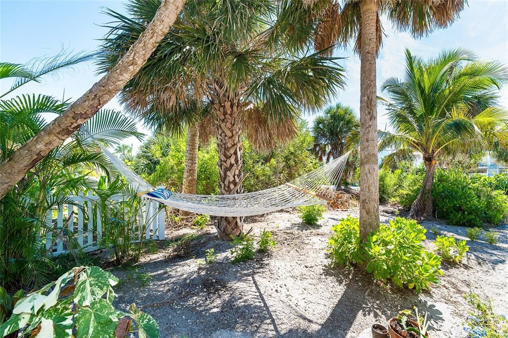 For Sale: $649,000 (2 beds, 2 baths, 924 Square Feet)