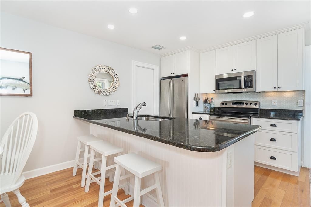 For Sale: $649,000 (2 beds, 2 baths, 924 Square Feet)