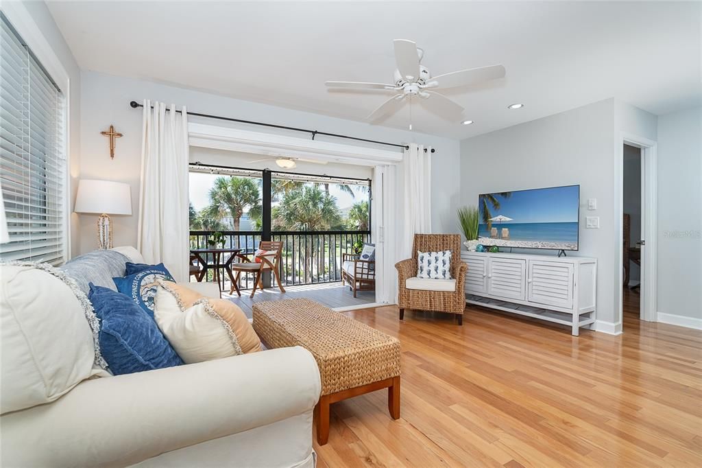 For Sale: $649,000 (2 beds, 2 baths, 924 Square Feet)