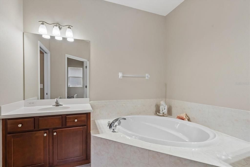 For Sale: $475,000 (3 beds, 3 baths, 2023 Square Feet)