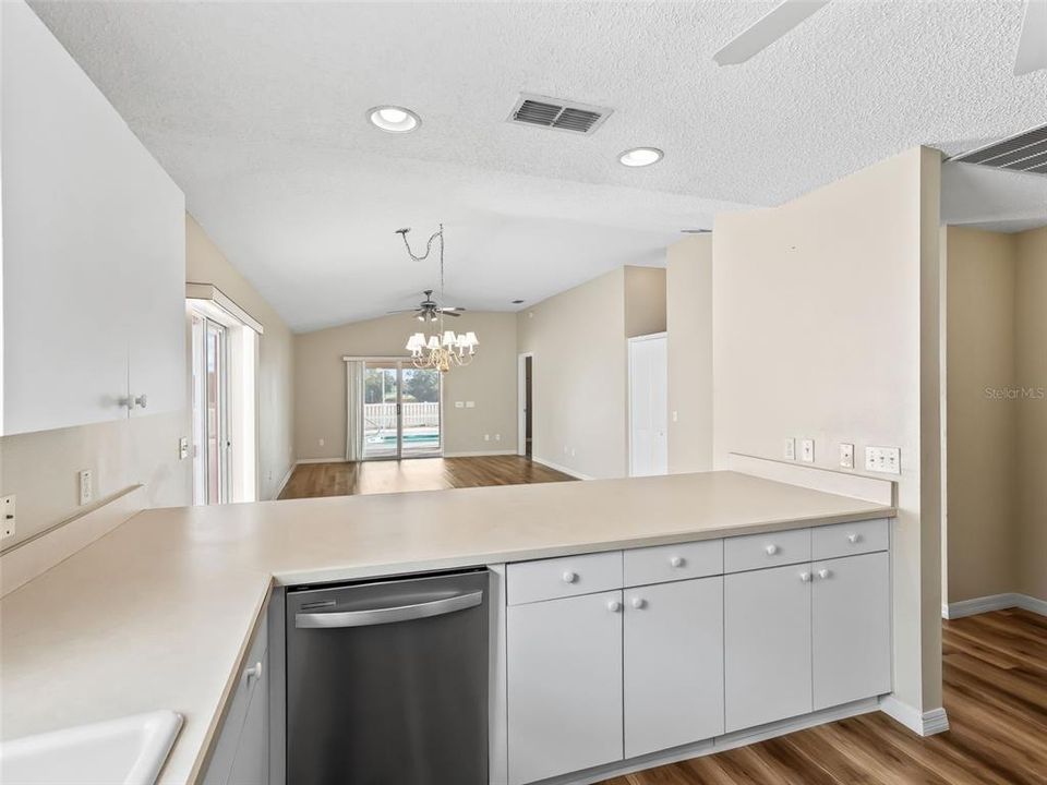 Active With Contract: $324,000 (2 beds, 2 baths, 1116 Square Feet)