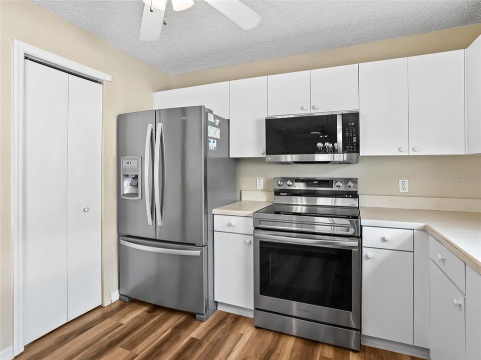 Active With Contract: $324,000 (2 beds, 2 baths, 1116 Square Feet)