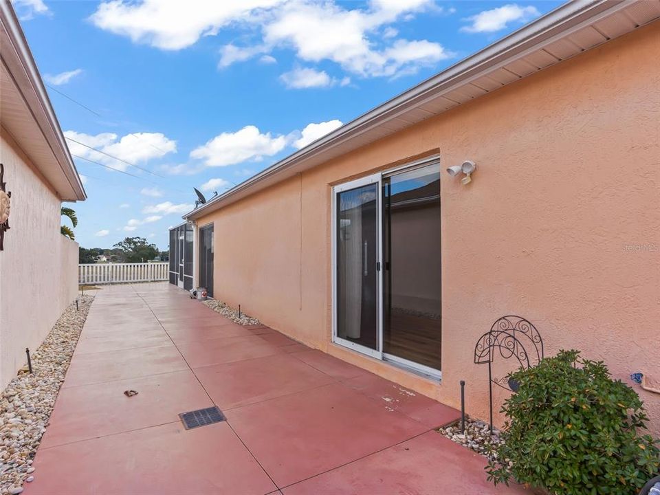 Active With Contract: $324,000 (2 beds, 2 baths, 1116 Square Feet)