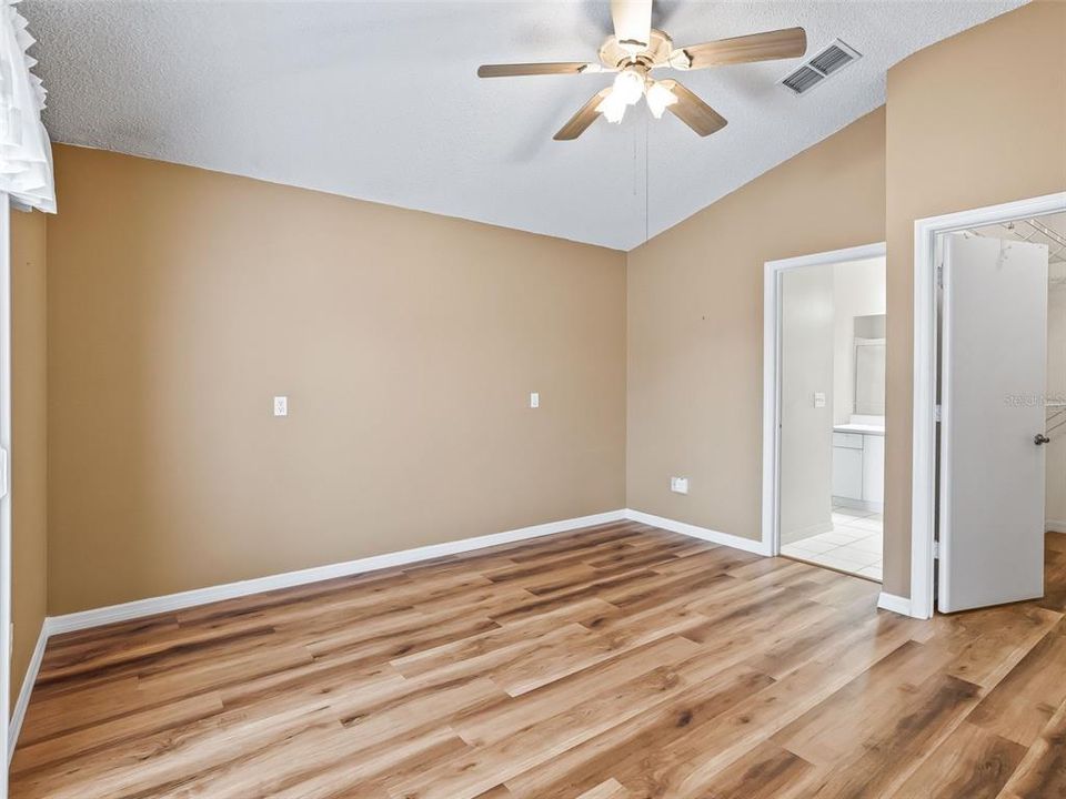 Active With Contract: $324,000 (2 beds, 2 baths, 1116 Square Feet)