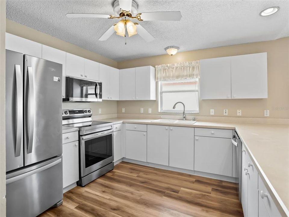 Active With Contract: $324,000 (2 beds, 2 baths, 1116 Square Feet)