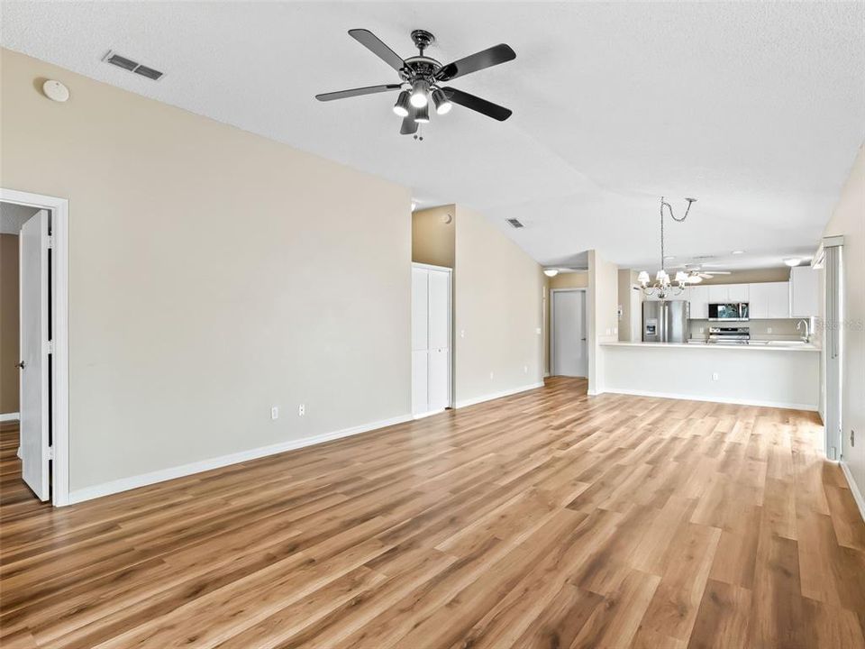 Active With Contract: $324,000 (2 beds, 2 baths, 1116 Square Feet)