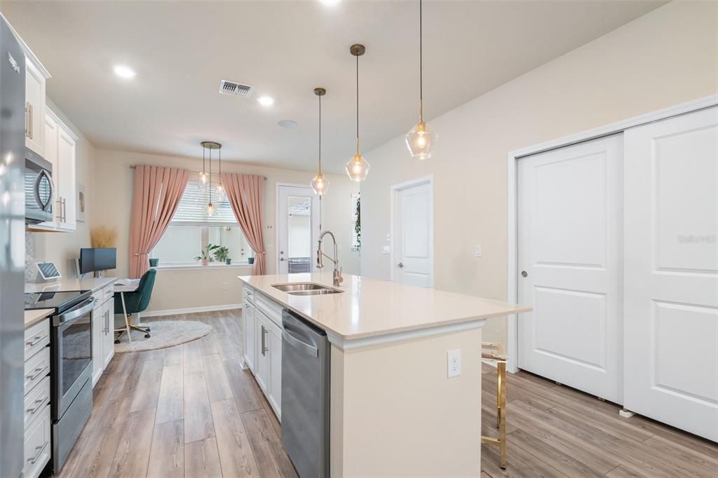 Под контрактом: $389,000 (2 спален, 2 ванн, 1472 Квадратных фут)