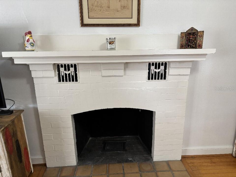 合同活跃: $665,000 (2 贝兹, 1 浴室, 1399 平方英尺)