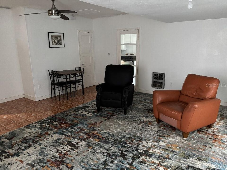 合同活跃: $665,000 (2 贝兹, 1 浴室, 1399 平方英尺)