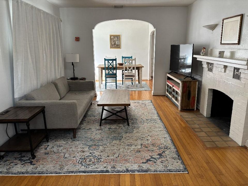 合同活跃: $665,000 (2 贝兹, 1 浴室, 1399 平方英尺)