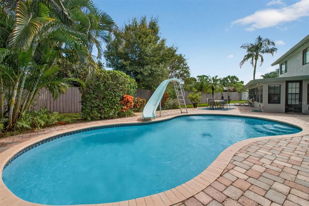 Activo con contrato: $675,000 (4 camas, 2 baños, 2309 Pies cuadrados)