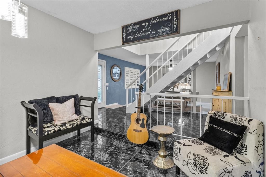 Activo con contrato: $675,000 (4 camas, 2 baños, 2309 Pies cuadrados)