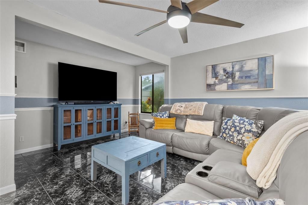 Activo con contrato: $675,000 (4 camas, 2 baños, 2309 Pies cuadrados)