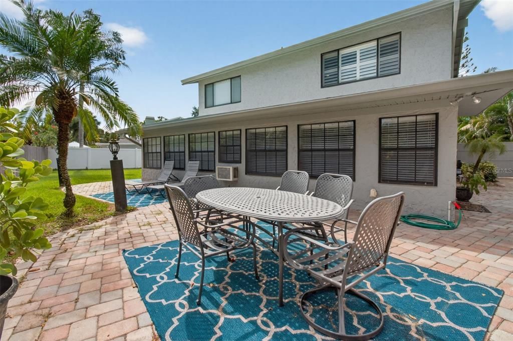 Activo con contrato: $675,000 (4 camas, 2 baños, 2309 Pies cuadrados)