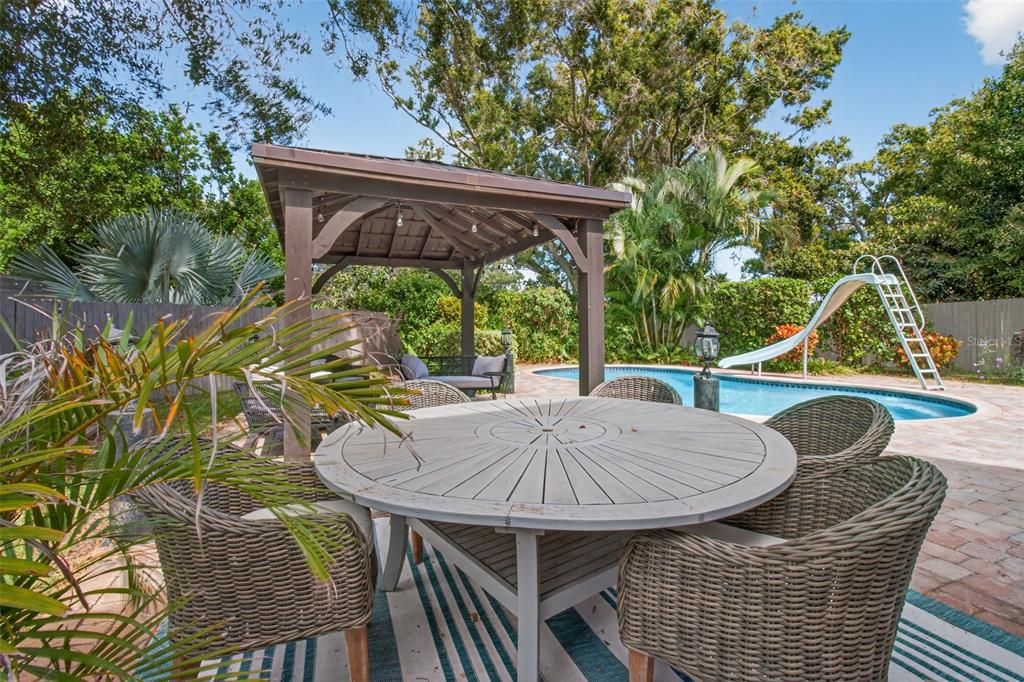 Activo con contrato: $675,000 (4 camas, 2 baños, 2309 Pies cuadrados)