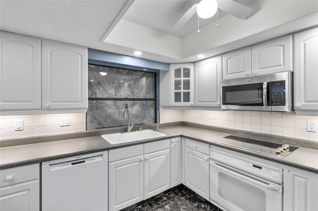 Activo con contrato: $675,000 (4 camas, 2 baños, 2309 Pies cuadrados)