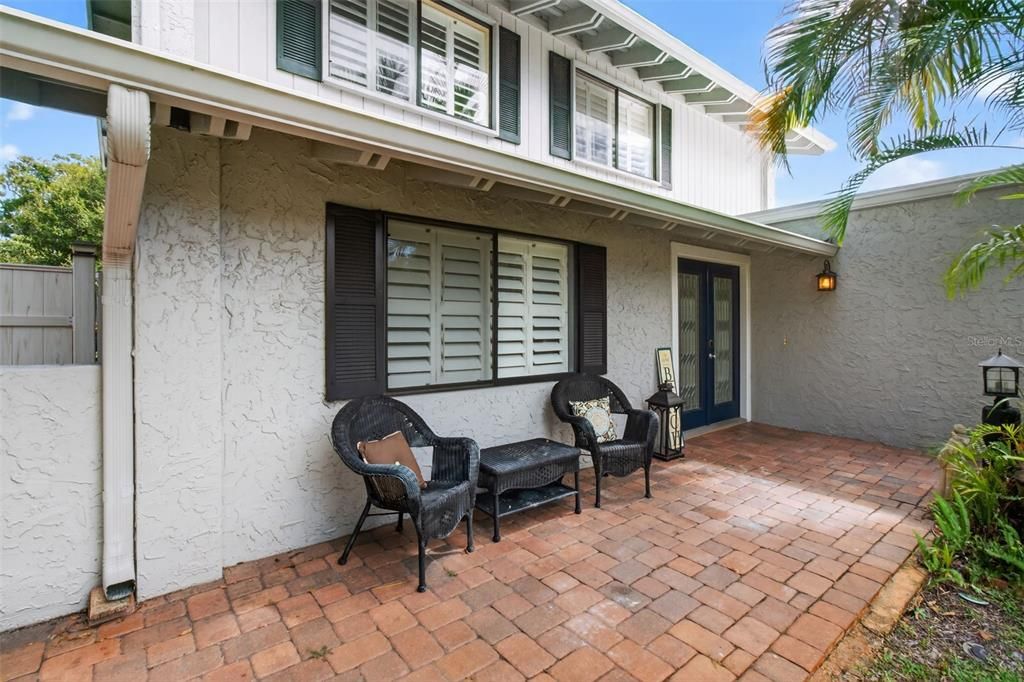 Activo con contrato: $675,000 (4 camas, 2 baños, 2309 Pies cuadrados)