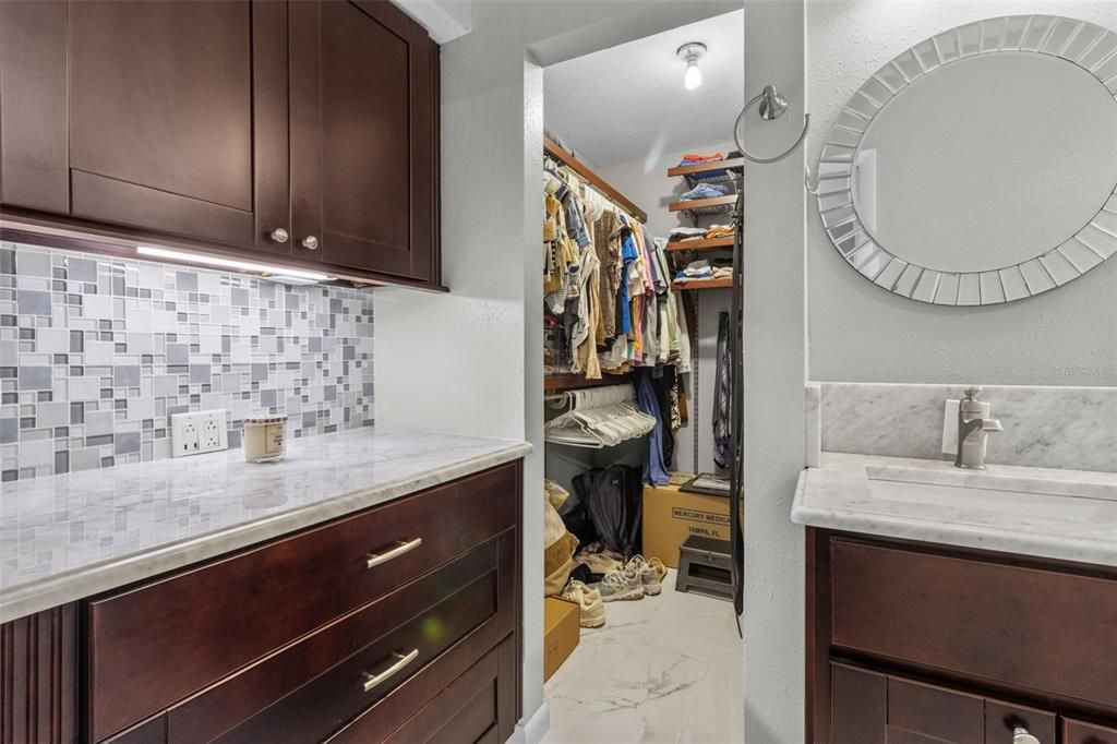 Activo con contrato: $675,000 (4 camas, 2 baños, 2309 Pies cuadrados)