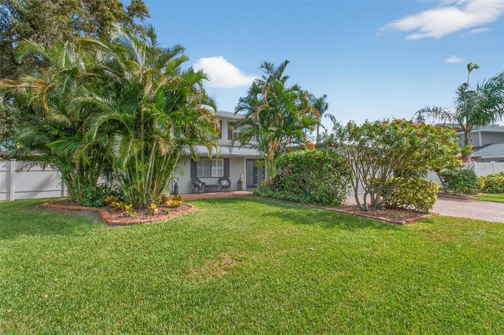 Activo con contrato: $675,000 (4 camas, 2 baños, 2309 Pies cuadrados)