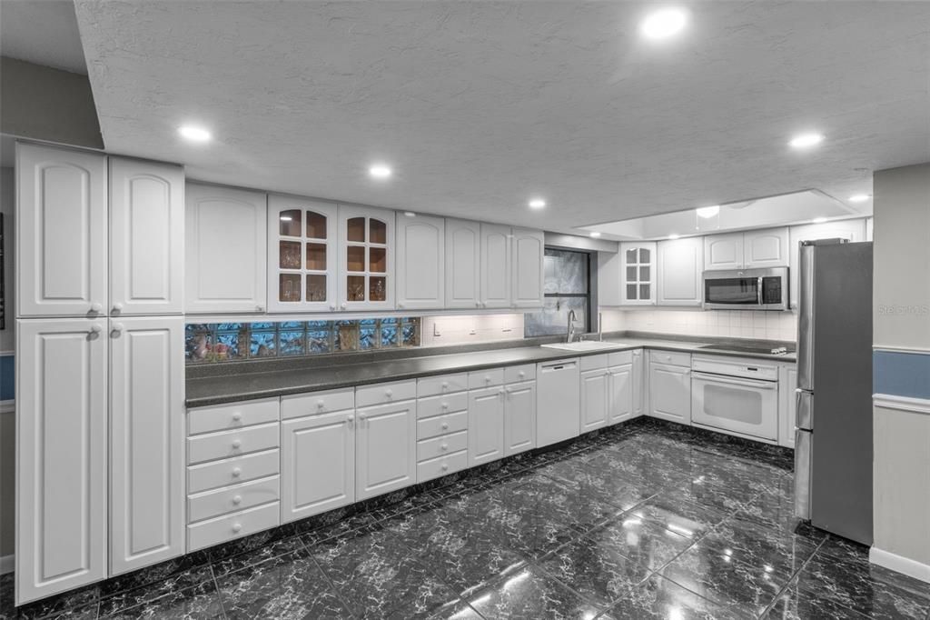 Activo con contrato: $675,000 (4 camas, 2 baños, 2309 Pies cuadrados)