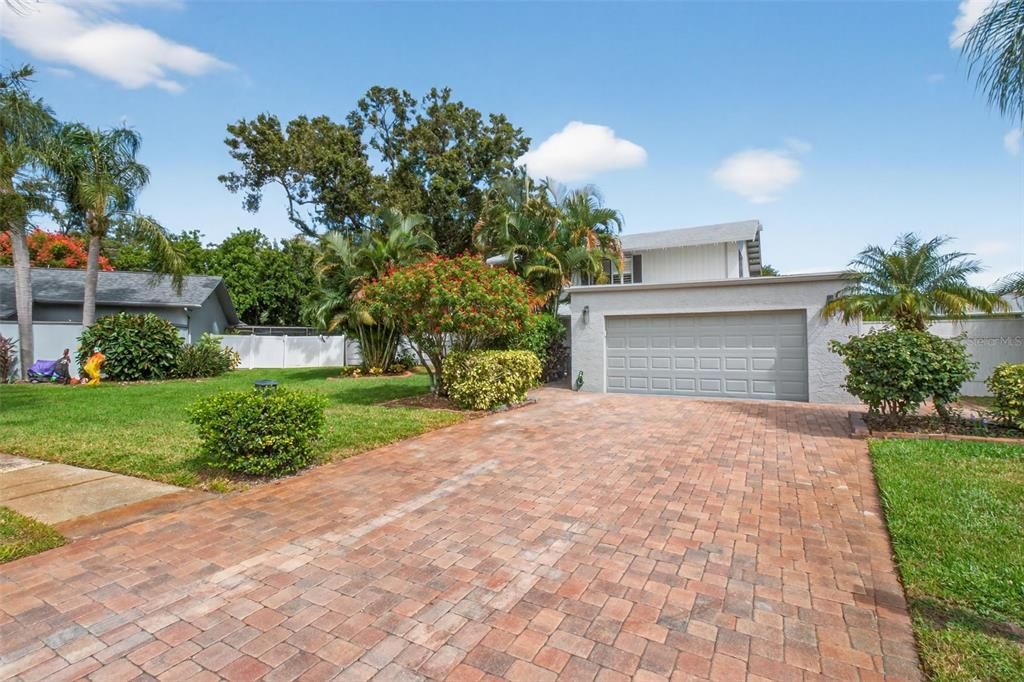 Activo con contrato: $675,000 (4 camas, 2 baños, 2309 Pies cuadrados)