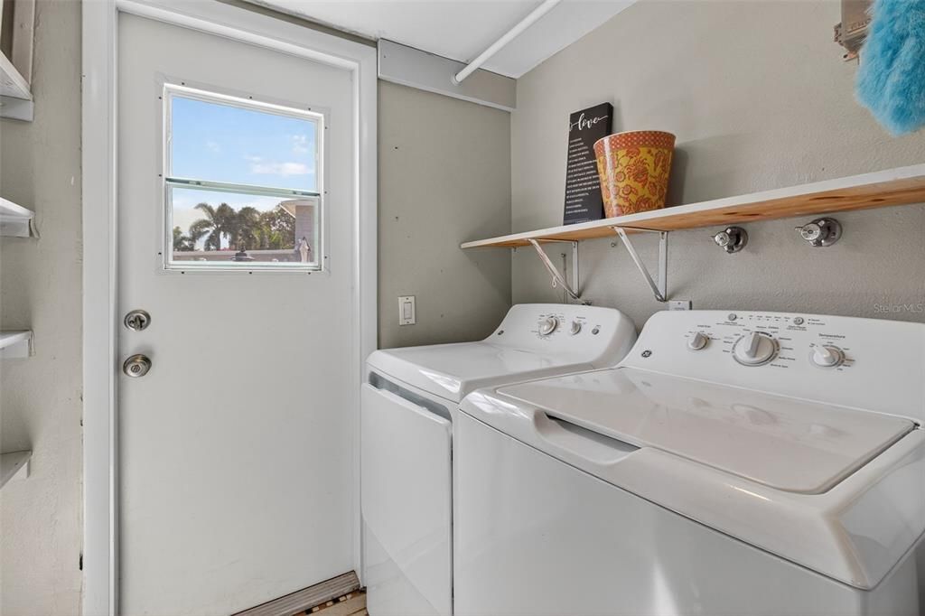 Activo con contrato: $675,000 (4 camas, 2 baños, 2309 Pies cuadrados)