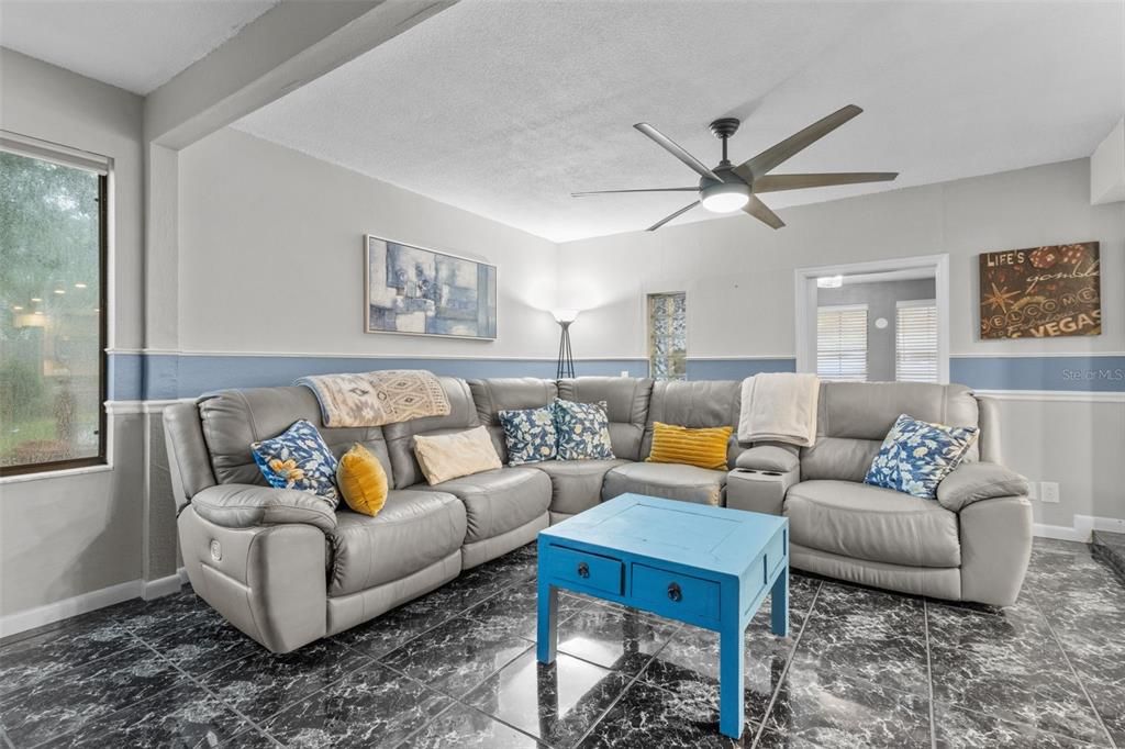 Activo con contrato: $675,000 (4 camas, 2 baños, 2309 Pies cuadrados)