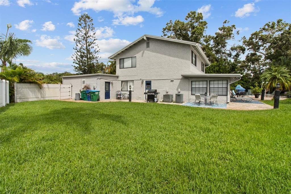 Activo con contrato: $675,000 (4 camas, 2 baños, 2309 Pies cuadrados)