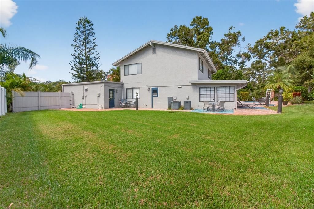 Activo con contrato: $675,000 (4 camas, 2 baños, 2309 Pies cuadrados)