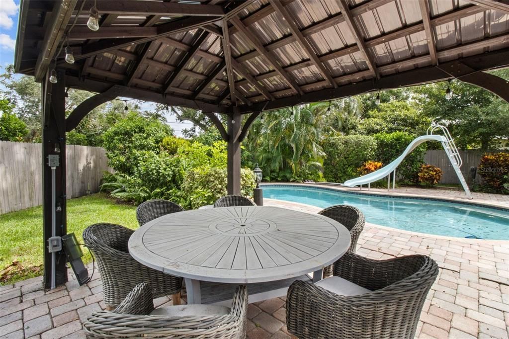 Activo con contrato: $675,000 (4 camas, 2 baños, 2309 Pies cuadrados)