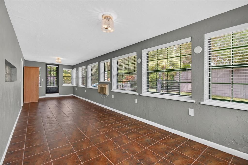 Activo con contrato: $675,000 (4 camas, 2 baños, 2309 Pies cuadrados)