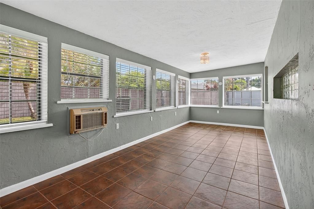 Activo con contrato: $675,000 (4 camas, 2 baños, 2309 Pies cuadrados)