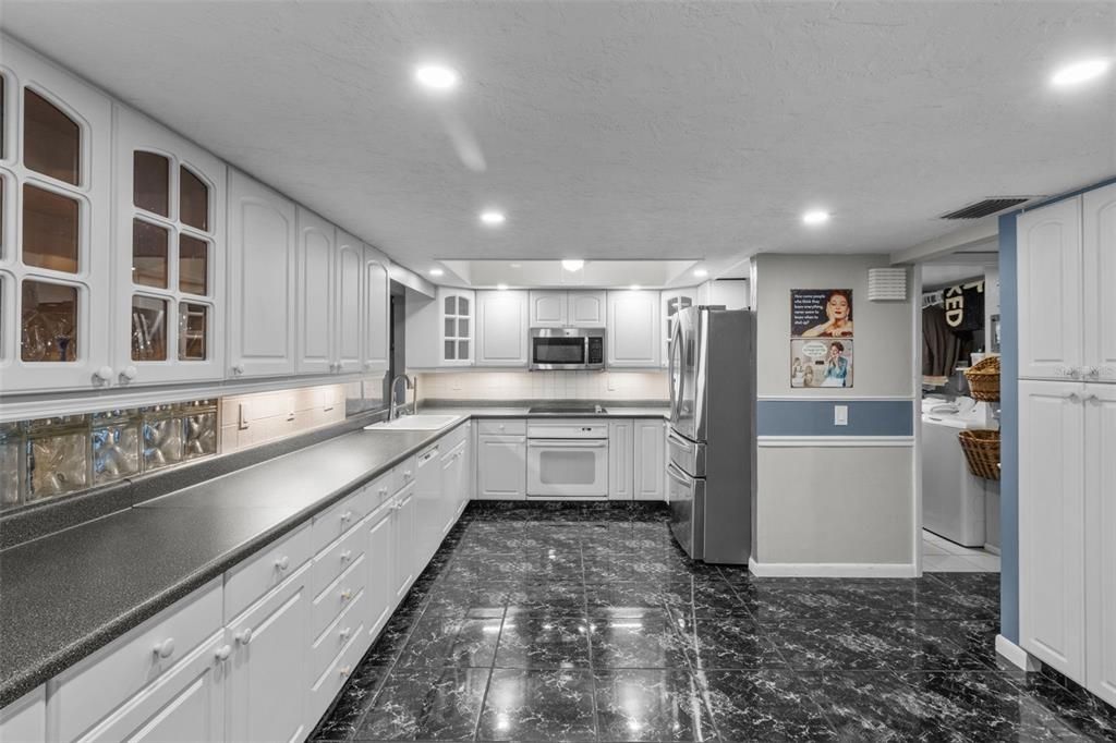 Activo con contrato: $675,000 (4 camas, 2 baños, 2309 Pies cuadrados)