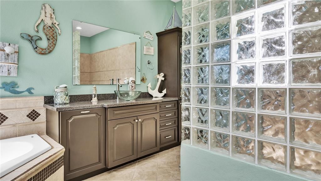 En Venta: $1,019,999 (6 camas, 3 baños, 4227 Pies cuadrados)